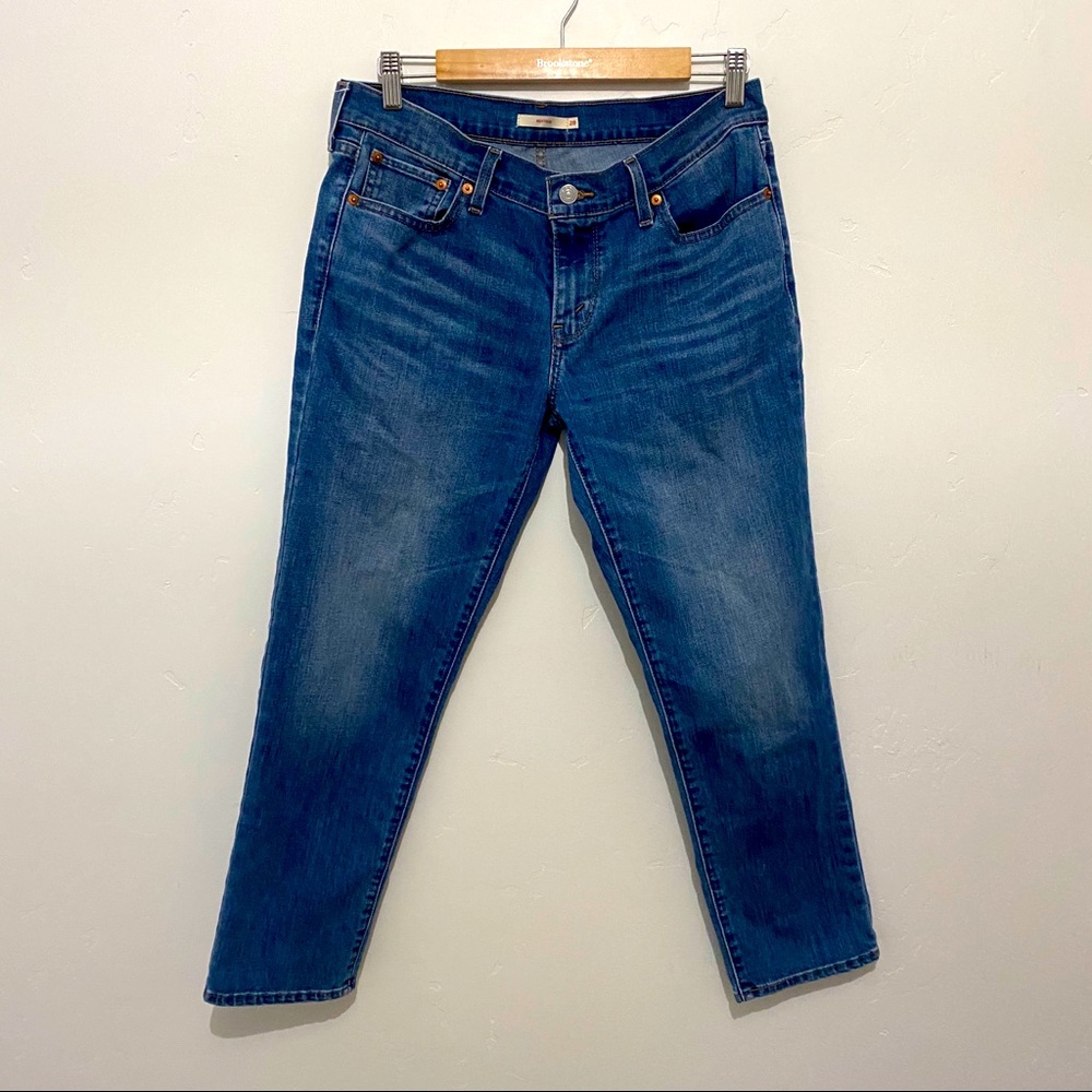 Levi’s medium wash boyfriend jeans sz 28